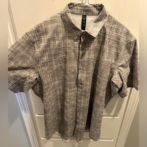 Lululemon men’s airing easy short sleeve ventlight mesh. Size large